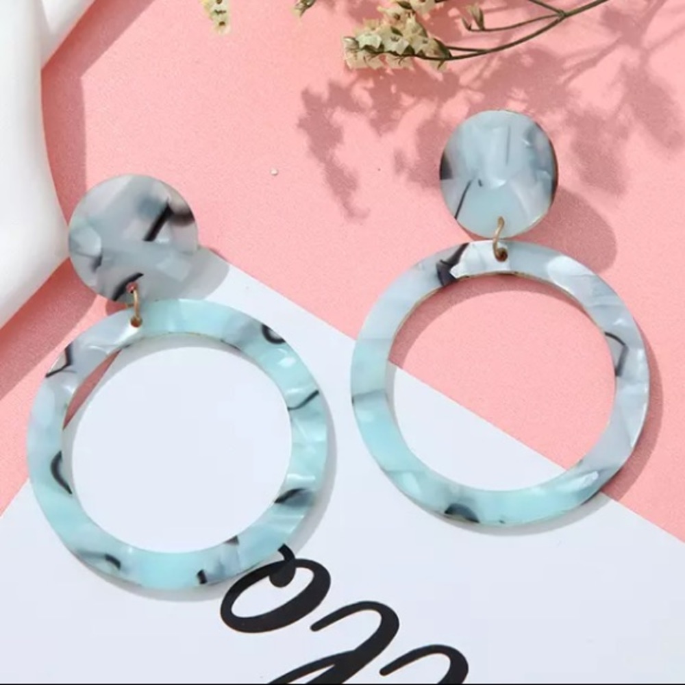 🔴5/$15🔴CLEARANCE Big Blue Acrylic Earrings NEW - Picture 7 of 7
